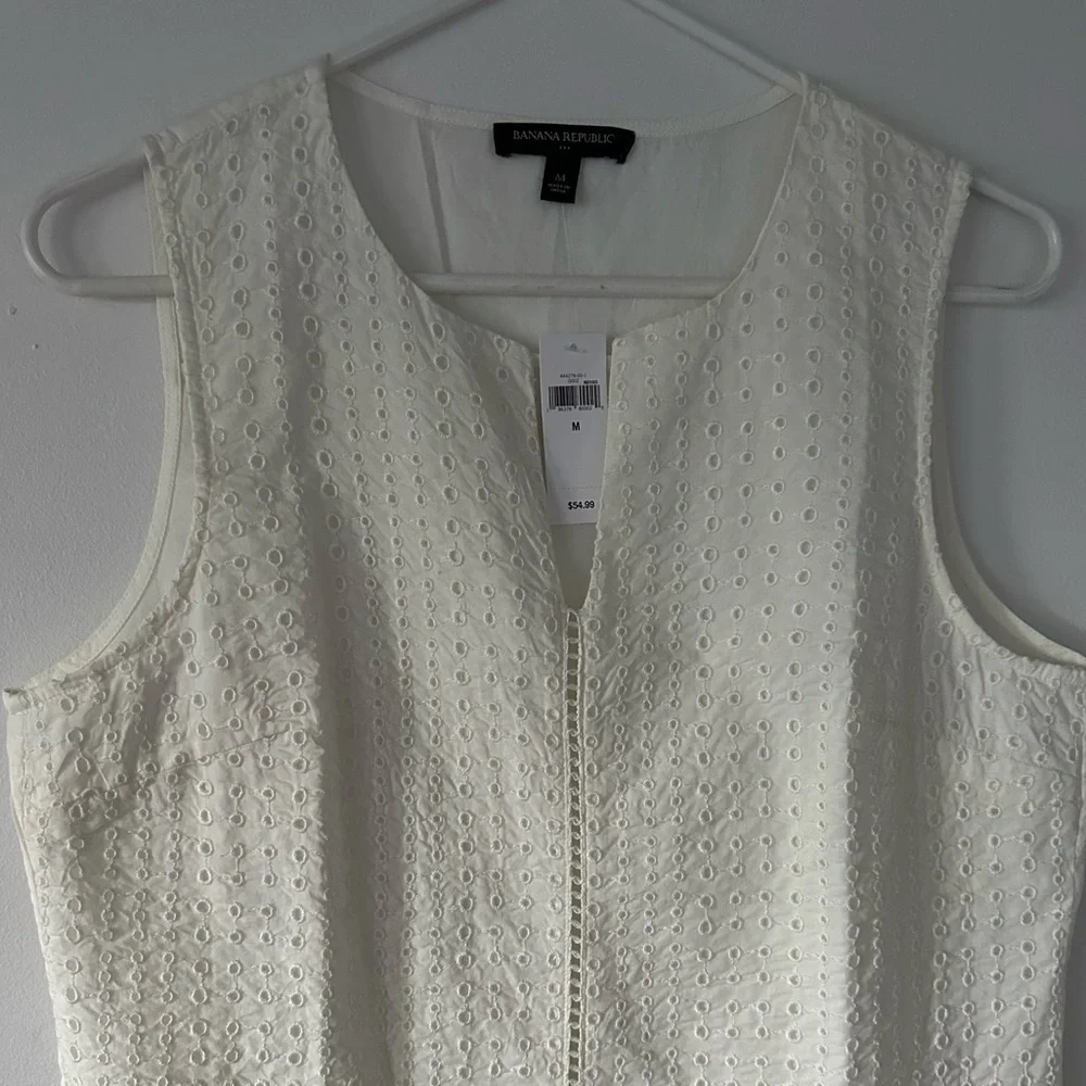 NWT- Banana Republic- White Tank with eyelet detailing-‎ M